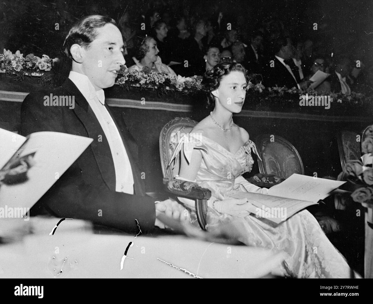 DIE PRINZESSIN BEI DEN BILDERN 12.6.53 HRH Prinzessin Margaret besuchte gestern Abend die Presmiere des Films " Single Hand " im Odeon Cinema, Marble Arch, London. Das Foto zeigt Prinzessin Margaret in Begleitung von William Wallace im Kino. 12. Juni 1953 Stockfoto
