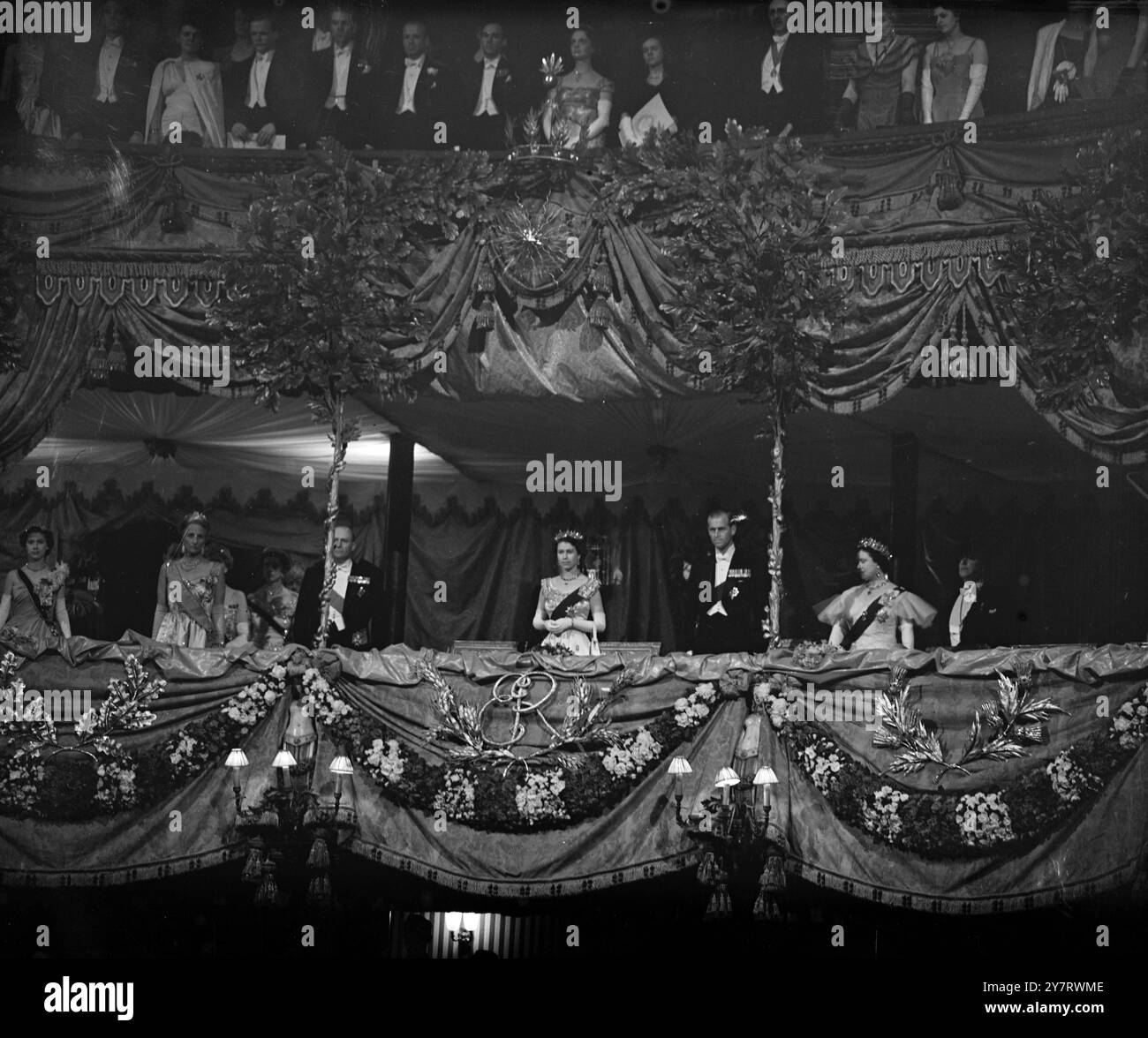 IHRE MAJESTÄT NIMMT AN DER KÖNIGLICHEN GALA DER NEUEN OPER GLORIANA VON BENJAMIN BRITTEN TEIL, 8,6.53. Ihre Majestät die Königin, begleitet vom Herzog von Edinburgh, Ihrer Majestät der Königin Mutter, Prinzessin Margaret und anderen Mitgliedern der königlichen Familie, besuchte heute Abend eine Galavorstellung der neuen Oper von Benjamin Britten Gloriana. Mitglieder der Kolonialdelegation, der Commonwealth-Delegation und der ausländischen Delegation zur Krönung waren ebenfalls in der glitzernden Versammlung anwesend. FOTO ZEIGT: Eine allgemeine Ansicht der Royal Box von der Vorderseite der Verkaufsstände, die Ihre Majestät, die Königin Herzog von Edinburgh, zeigt äußeres Recht ist Ihre Majestät die Q Stockfoto