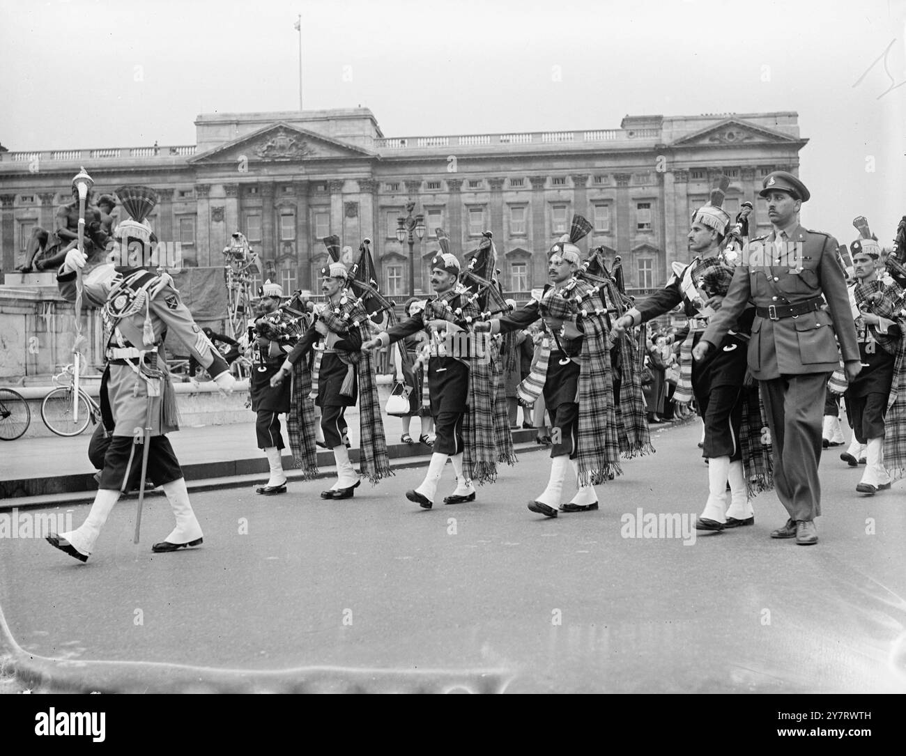 PAKISTANISCHE WACHE ÜBERNIMMT - 29.5,53. Pakistanische Soldaten der Commonwealth-Krönung haben heute Morgen die Wachaufgaben im Buckingham Palace übernommen. Das I.N.P. Foto zeigt die pakistanischen Truppen, angeführt von ihrer Band, die heute Morgen zum Palast marschieren, um die Wache zu besteigen. - Bild von Jack Merriman - PJ/68925 - Fotos der internationalen Nachrichten Stockfoto