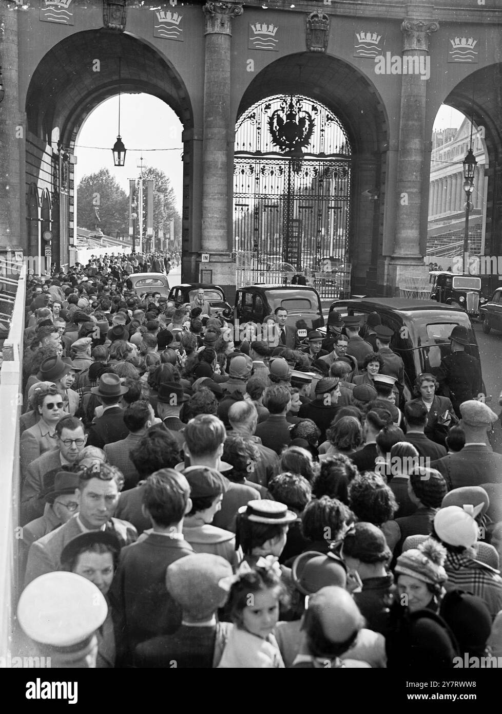 MENSCHENMASSEN STRÖMEN ZUM PALAST 30.5,53. Tausende von Besuchern strömten heute zum Buckingham Palace und bildeten eine Menschenmenge, die sich entlang der Mall vom Trafalgar Square bis zu den Palasttoren erstreckte. Fotoshows: Die Menschenmenge, die durch den Admiralty Arch vom Trafalgar Square zur Mall ging, wurde heute Nachmittag so dicht, dass die Polizei sie in eine Warteschlange stellen musste, um Platz für den Verkehr zu schaffen. 30. Mai 1953 Stockfoto