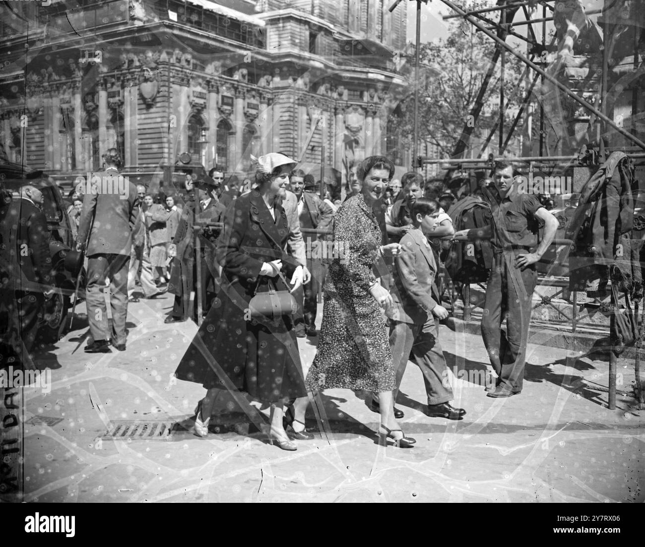 KRÖNUNGSPROBE mit weniger als einer Woche bis zum Krönungstag finden regelmäßig Proben der Zeremonie in der Abtei statt. Fotoshows, die heute Morgen in Westminster Abbey einreisen, sind: Prinz Michael (führend), seine Mutter die Herzogin von Kent und (gefolgt) Prinzessin Alexandra und (halb versteckt) der Herzog von Kent am 28. Mai 1953 Stockfoto