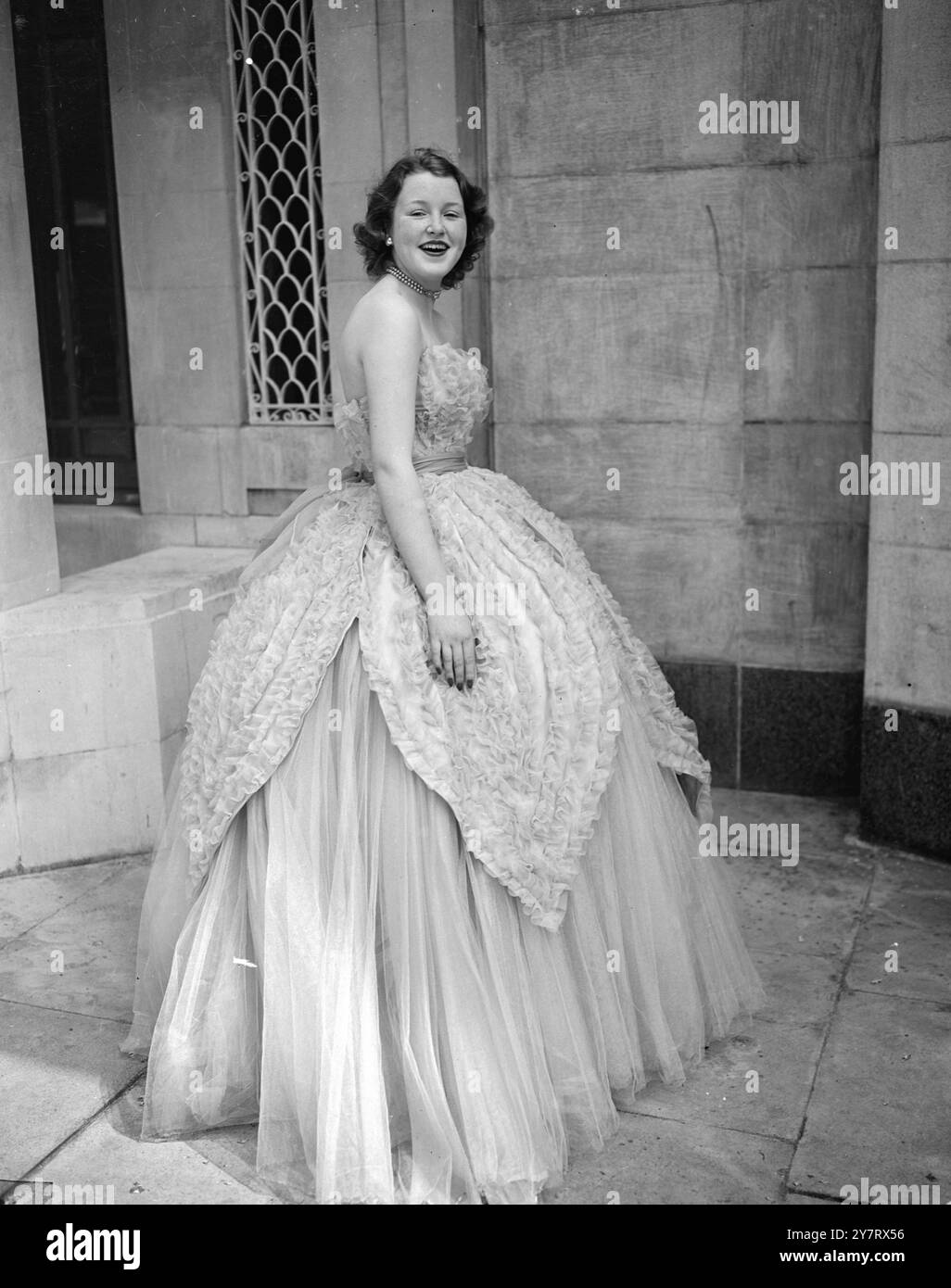 DEBUTANTE-SCHAUFENSTERPUPPEN 20.5,53. 14 der attraktivsten Debütanten des Krönungsjahres waren heute Nachmittag Schaufensterpuppen bei einer Kleiderschau zugunsten einer Wohltätigkeitsorganisation im Dorchester Hotel. Das Foto zeigt Rose Lycett Green in einem trägerlosen Abendkleid aus Tüll-Krinoline mit 140 Metern Taffetabschnitt. 20. Mai 1953 Stockfoto