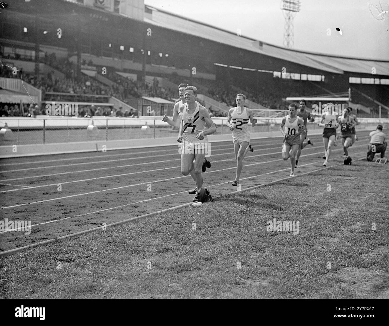 BRITISCHE KRÖNUNGSSPIELE IN WHITE CITY. Heute Nachmittag fand vor einer großen Menschenmenge eine Krönung British Games statt, bei der die Inter-County Championships, die von der C.A.U. organisiert wurden, im White City Stadium in London stattfanden. Viele berühmte Athleten traten an. FOTOSHOWS. Roger Bannister (G.B.) sah den dritten von links beim 1 Mile International Invitation Event heute Nachmittag in White City, er gewann dieses Event mit 4 min 8 Sekunden. 23. Mai 1953 Stockfoto