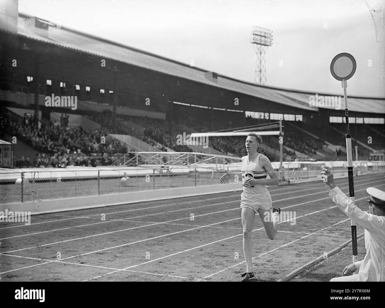 BRITISCHE KRÖNUNGSSPIELE IN WHITE CITY. Heute Nachmittag fand vor einer großen Menschenmenge eine Krönung British Games statt, bei der die Inter-County Championships, die von der C.A.U. organisiert wurden, im White City Stadium in London stattfanden. Viele berühmte Athleten traten an. FOTOSHOWS. Roger Bannister (G.B.) hat heute Nachmittag in White City den Gewinn des 1 Mile International Invitation Events gesehen, die Zeit betrug 4 Minuten 8 Sekunden. 23. Mai 1953 Stockfoto