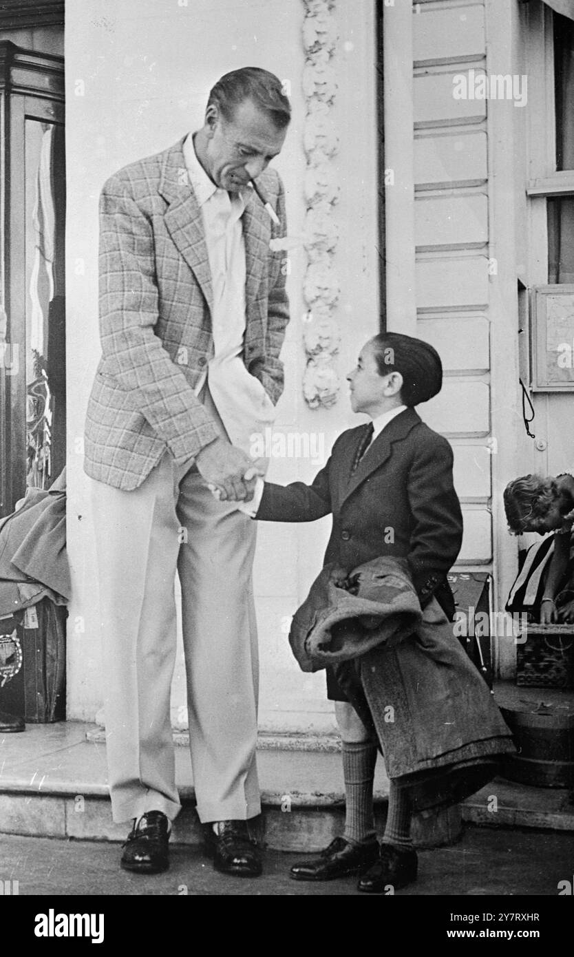 GARY COOPER TRIFFT DON MARCELINO CANOFilm-Star Gary Cooper traf Don Marcelino Cano, einen Zwerg mit langem Namen, in Cannes. Foto-Shows : Gary Cooper sieht größer aus als sonst und schüttelt sich dem Zwerg Don Marcelino Cano die Hand. 11. Mai 1953 Stockfoto