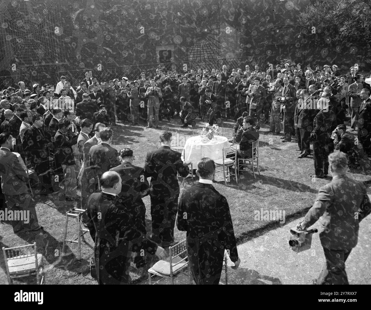 Prinz AKIHITO - bei einer Gartenparty, Japanische Botschaft, London, zu Ehren des Prinzen und zu Treffen mit japanischen Einwohnern, 3. Mai 1953. Der Prinz war zur Krönung von Königin Elisabeth II. In London Stockfoto