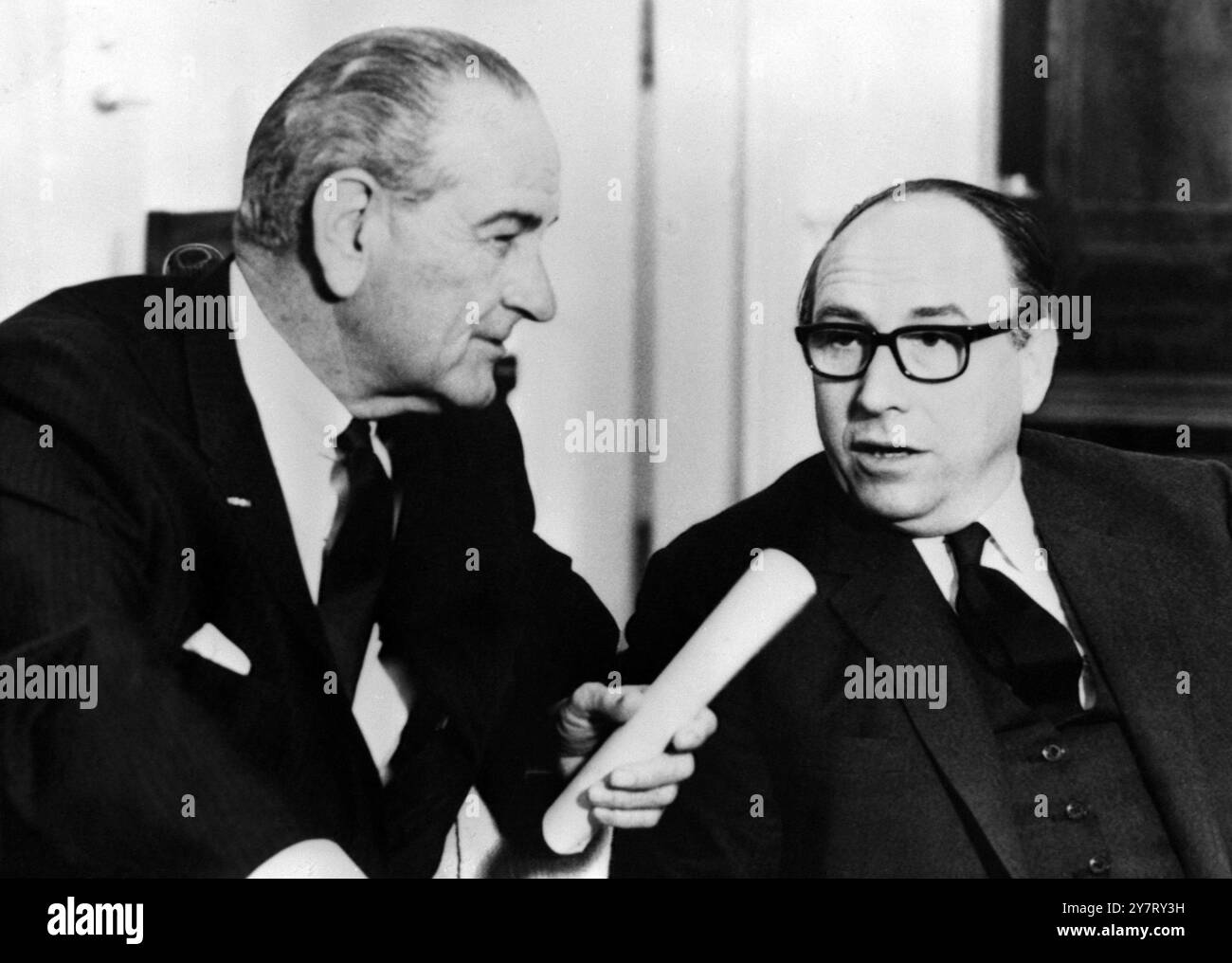 Washington: Der britische Finanzminister Roy Jenkins spricht mit Präsident Lyndon Johnson im Weißen Haus. Der Kanzler ist in Washington, um die Diskussion über die internationale Währungssituation zu verfolgen, die er mit dem US-Finanzminister Henry Fowler am vergangenen Wochenende in Stockholm, Schweden, begonnen hatte.4. April 1968 Stockfoto