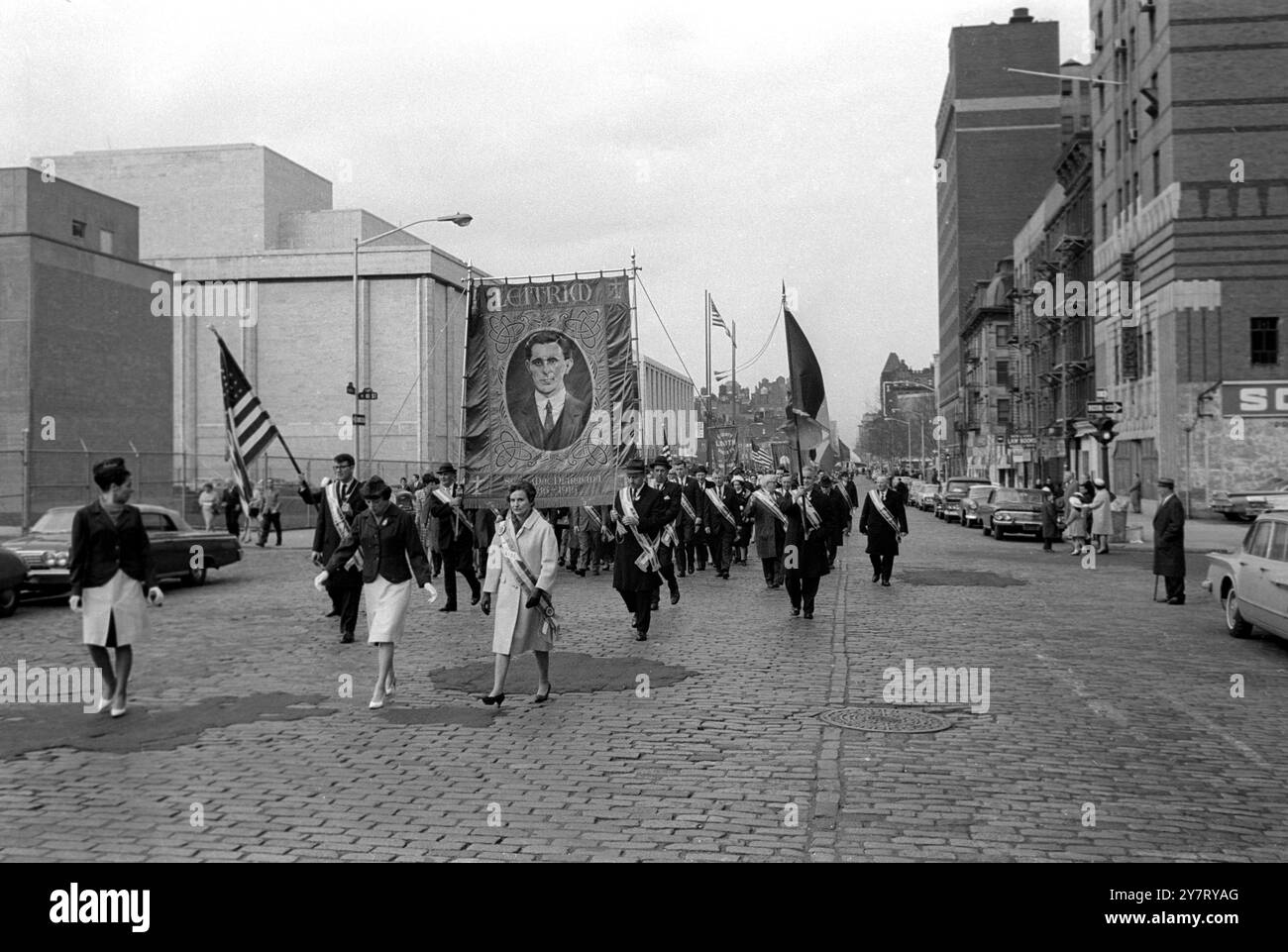 New York: Es ist ein großartiger Tag für die Iren-Amerikaner - Allgemeine Ansicht einer irisch-amerikanischen Parade, die am 10. April in New Yrok zum Gedenken an den Osteraufstand in Dublin vor 50 Jahren inszeniert wurde. Die Parade begann an der 65th und Columbus und 9th Avenue und endete am 12. April 1966 in der Paulist Vathers Church an der 59th Street und 9th Avenue Stockfoto