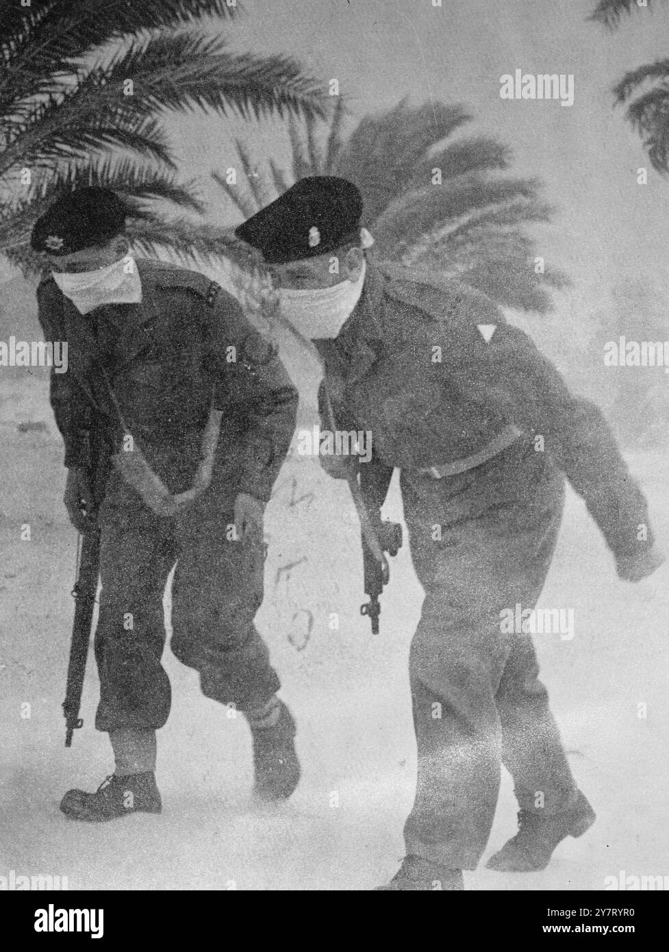 TRUPPEN - TRUPPEN RÄUMEN STRASSE VOR SANDSTURM - Stockfoto