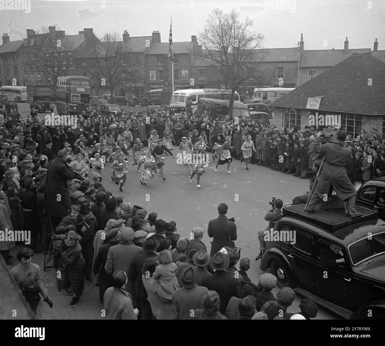 JUNGE MUTTER GEWINNT ENGLANDS PFANNKUCHENRENNEN IM ZWEITEN JAHR - HAT SIE AMERIKANISCHE RIVALEN BESIEGT? Das Pancake-Rennen für Hausfrauen in Olney, Buckinghamshire, England, das auf das Jahr 1445 zurückgeht, wurde heute zum zweiten Mal in Folge von der in Irland geborenen Mrs. Isabel Dix, 23, Mutter eines zwei Monate alten Babys, gewonnen. Ihre Zeit war 1 Minute 10,8 Sekunden für den 415-Yard-Kurs von der Dorfpumpe zur Kirche - mehr als zwei Sekunden schneller als letztes Jahr. Das Rennen wurde vor drei Jahren zu einer internationalen Veranstaltung. Das Ergebnis des heutigen Rennens in Liberal, Kansas, USA, wird nun erwartet, um zu sehen, ob die Frauen von Olney ihren Schritt gehalten haben Stockfoto