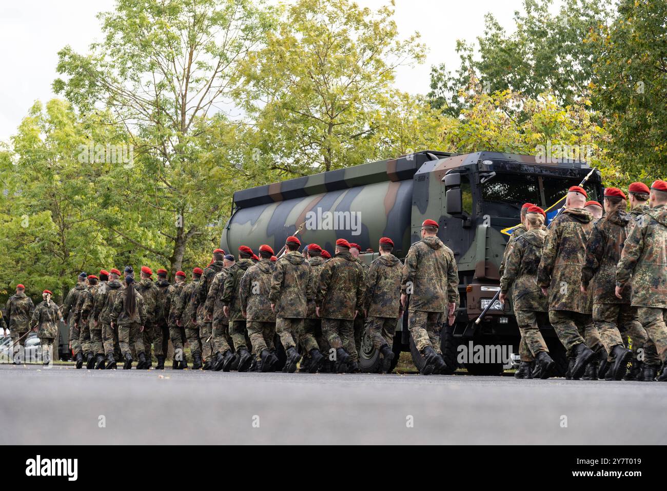 Volkach, Bayern, Deutschland - 1. Oktober 2024: Appell der Bundeswehr in der Mainfranken-Kaserne in Volkach zum Wechsel der Unterordnung der Logistikbataillone 461, 467, 471 und 472 unter das Logistikregiment 4. einmarsch der Bataillone *** Appel der Deutschen Bundeswehr in der Mainfranken-Kaserne in Volkach zum Unterstellungswechsel der Logistikbataillone 461, 467, 471 und 472 unter dem Logistikregiment 4. Einmarsch der Bataillone Stockfoto