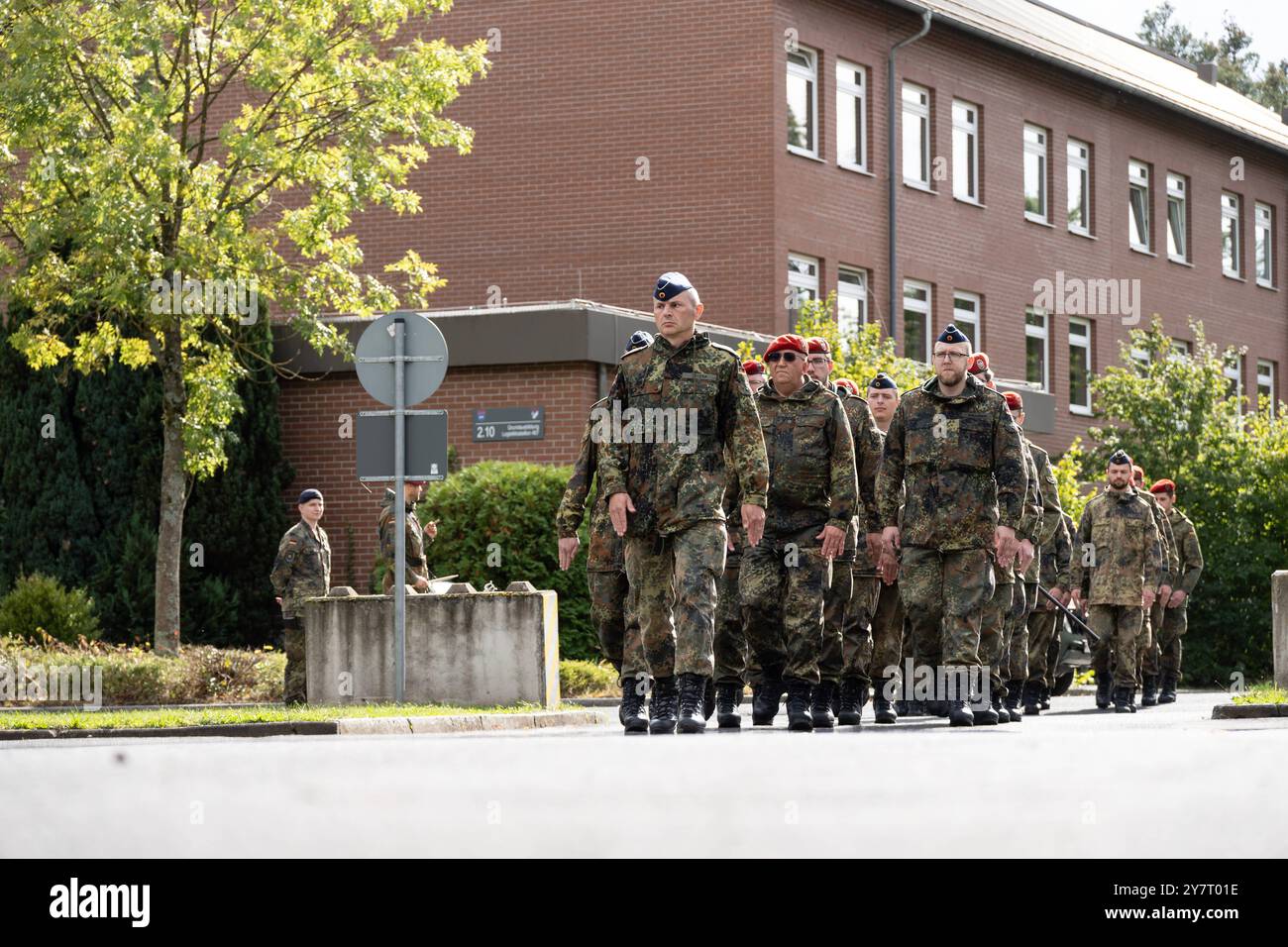 Volkach, Bayern, Deutschland - 1. Oktober 2024: Appell der Bundeswehr in der Mainfranken-Kaserne in Volkach zum Wechsel der Unterordnung der Logistikbataillone 461, 467, 471 und 472 unter das Logistikregiment 4. einmarsch der Bataillone *** Appel der Deutschen Bundeswehr in der Mainfranken-Kaserne in Volkach zum Unterstellungswechsel der Logistikbataillone 461, 467, 471 und 472 unter dem Logistikregiment 4. Einmarsch der Bataillone Stockfoto