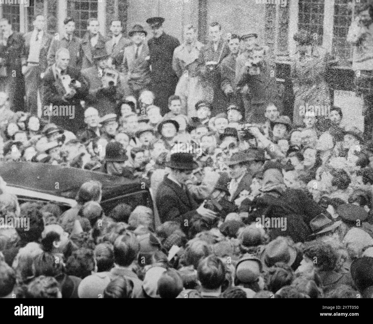 ELIZABETH TAYLOR UND MICHAEL WILDING WED IN CAXTON HALL LONDON. 21.2,52. Heute war Elizabeth Taylor im Caxton Hall Registry Office in London mit Michael Wilding verheiratet. Sie ist der in Großbritannien geborene US-amerikanische Filmstar und berühmt für seine leichte Komödie in britischen Filmen. Das ist die zweite Ehe für beide, sie ist geschieden von Nicky Hilton und er von Kay Young. FOTO-SHOWS: Das glückliche Paar wird von einer riesigen Menge von Fans und anderen Leuten gemobbt, als sie Caxton Hall nach der Hochzeit verlassen 21. Februar 1952." Stockfoto