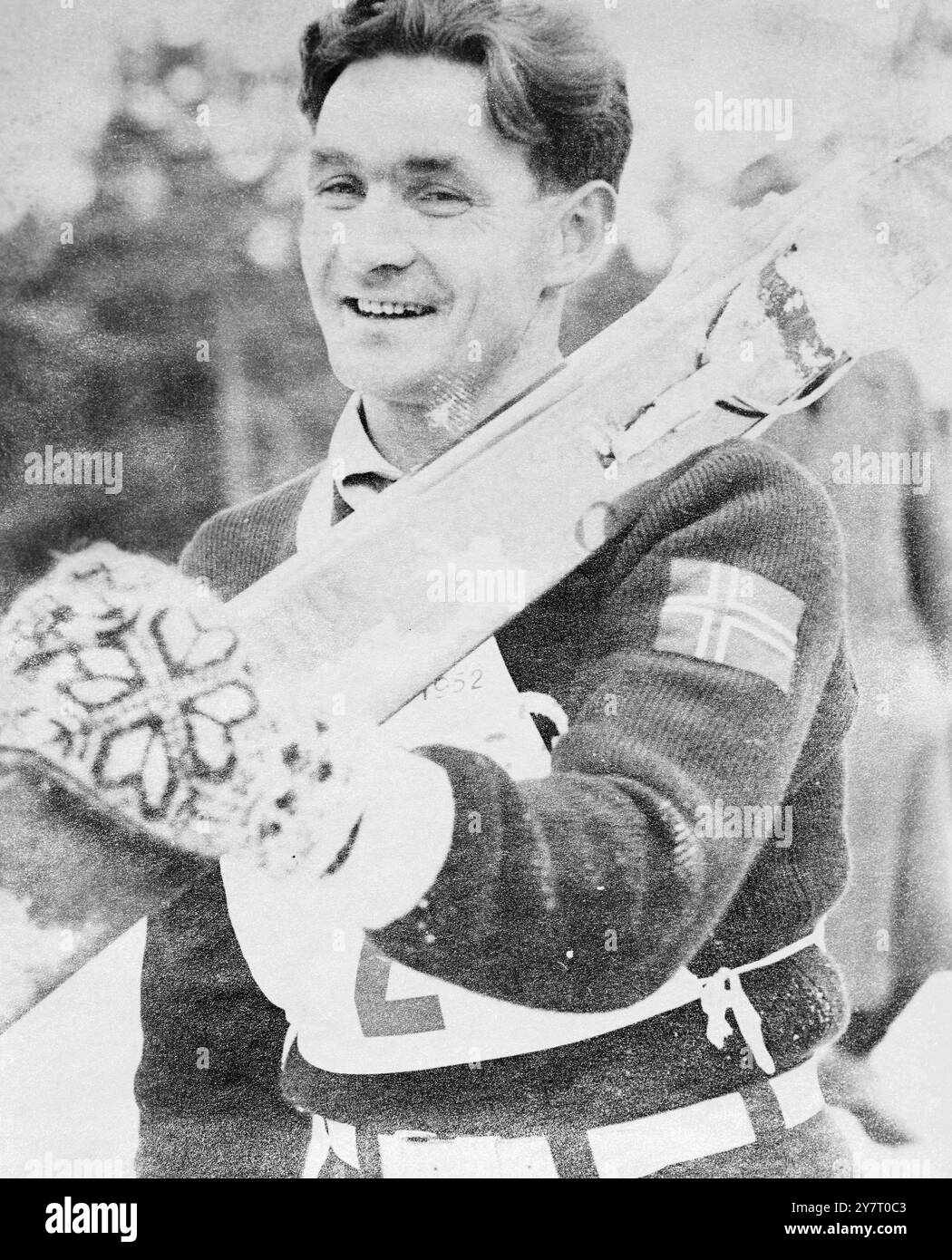 OLYMPISCHE WINTERSPIELE - SKISPRINGEN AM HOLMENKOLLEN 18-2-52 I.N.P. FOTOSHOWS :- S. Slastvik(Norwegen) m der Gewinner : , mit 223 2 Punkten . 97 /D/59900 FOTOS INTERNATIONALER NACHRICHTEN. Ist in Stockfoto