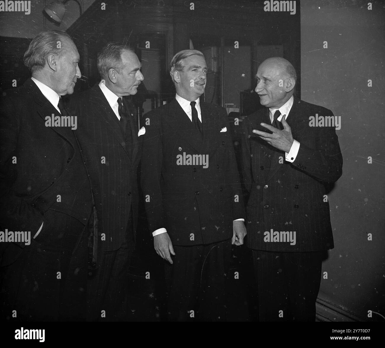 AUSSENMINISTER TREFFEN SICH IM AUSSENMINISTERIUM. Heute Abend fand im Außenministerium in Whitehall ein Treffen zwischen den Außenministern Großbritanniens, Frankreichs, Deutschlands und der Vereinigten Staaten von Amerika statt. Gegenstand der Gespräche war die Gründung des Projekts Europäische Armee. FOTOSHOWS: L bis R; Dr. Konrad Adenauer aus Westdeutschland, Herr Dean Acheson, amerikanischer Außenminister, Herr Anthony Eden, britischer Außenminister, und Herr Robert Schuman, französischer Außenminister. 18. Februar 1952 Stockfoto