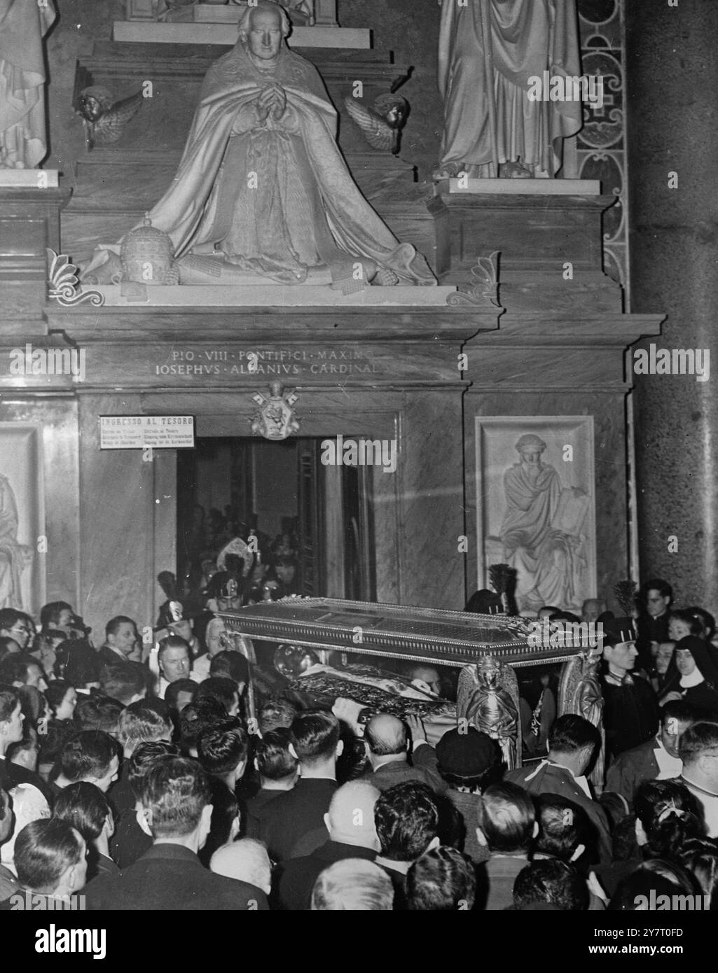 ÜBERTRAGUNG DES LEIBES DES SELIGGESEGNETEN PAPSTES PIUS X. der Glassarg mit dem Leichnam des Papstes Pius wurde an seine neu seliggesegnete Ruhestätte am neuen Altar der Dauerpräsentation in der Petersbasilika übergeben Das feierliche Ritual, an dem sieben Kardinäle teilnahmen, angeführt von Kardinal Federico Tedeschini Erzpriester von St. Peter, Vertreter des römischen Klerus, Seminare, Kollegien und religiöse Institute und Tausende von Gläubigen, dauerte drei Stunden. Der Leichnam des Papstes wurde in feierlicher Prozession von der Sakristei der Basilika getragen, wo er zuletzt platziert worden war Stockfoto