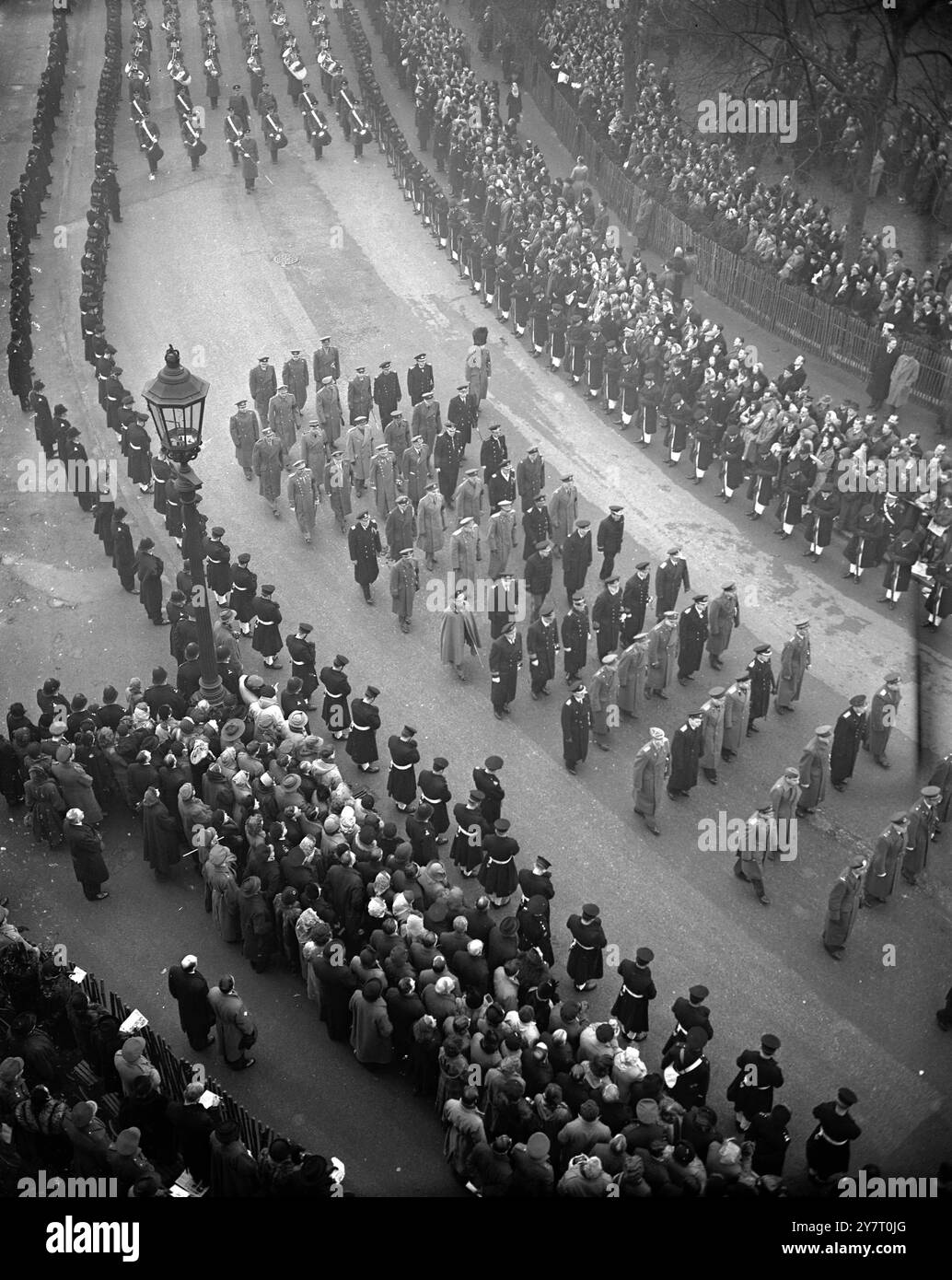 DIE BEERDIGUNGSPROZESSION DES KÖNIGS DURCH LONDON VON WESTMINSTER ZUR PADDINGTON STATION 15-2152 BIPPA FOTO ZEIGT:- die Queen's Carriage, die in der Prozession zu sehen ist, die sich der Mall nähert. In der Kutsche sind die Königin, die Königin Mutter, Prinzessin Margaret und die Prinzessin Royal. Im Anschluss an die Kutsche befinden sich die vier Bukes of, Kent, Windsor, Gloucester und Edinburgh. Stockfoto