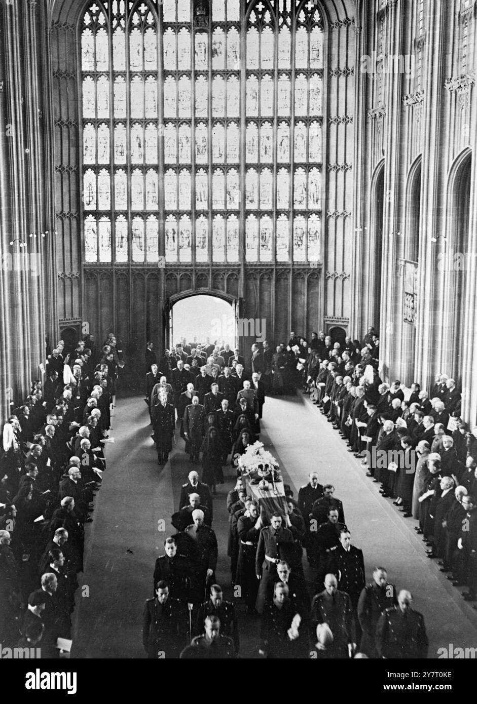 JOURNEY'S END - KING'S SARG IN WINDSOR. 15.2,52. Die Königin, die Königin Mutter, Prinzessin Mergaret und die Prinzessin Royal, gefolgt vom Herzog von Edinburgh, dem Herzog von Gloucester, dem Herzog von Windsor und dem 16-jährigen Herzog von Kent folgen dem Sarg von König George vl in die St George's Chapel, Windsor, am Ende der Reise von Westminster Hall, London. Der cort ege wurde in einer Prozession durch die Straßen von London und Windsor eingenommen. pln/gd/fo/59853. FOTOS VON INTERNATIONALEN NACHRICHTEN. Stockfoto