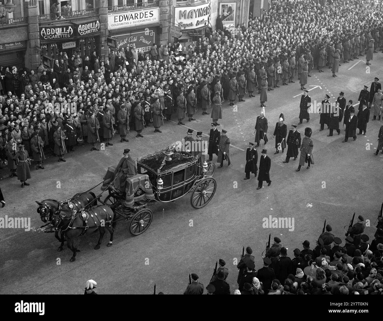DIE TRAUERPROZESSION DURCH LONDON VON WESTMINSTER BIS PADDINGTON STATION 15.2,52. I.N.P. FOTO ZEIGT: Die königliche Kutsche mit der Königin, der Königin Mutter, Prinzessin Margaret und Prinzessin Royal, gefolgt von den vier A2 Royal Dukes, die als Prozess gesehen werden. Bild von V.Drumm. 59823/gd. FOTOS VON INTERNATIONALEN NACHRICHTEN. Stockfoto