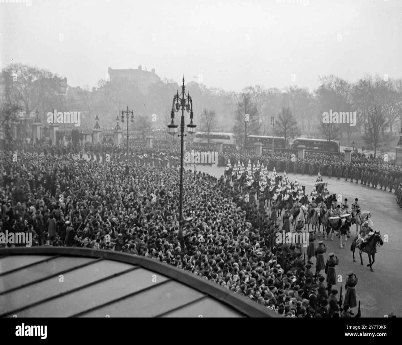 KÖNIGLICHE KUTSCHE IN LONDON PROZESSION 15.2,52. I.N.P. FOTO ZEIGT: Die Szene, in der die königliche Kutsche die Königin, die Königin Mutter, Prinzessin Margaret und die Prinzessin Royal auf der letzten Etappe der Jorney to Pasdington in die Edgware Z Road einstiegen. 59839/gd. FOTOS VON INTERNATIONALEN NACHRICHTEN. Stockfoto