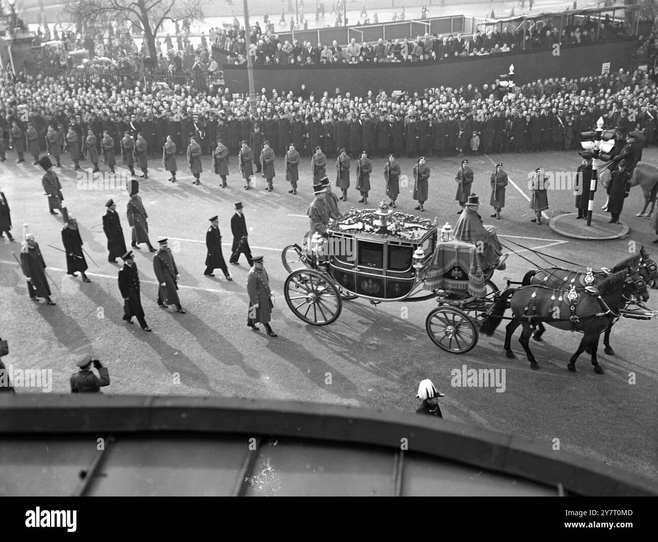 DIE KÖNIGLICHE BEERDIGUNG VON WESTMINSTER HALL NACH PADDINGTON. 15.2,52. FOTOSHOWS. Die Queen's Carriage, in der sich die Queen, Queen Mother, Princess Margaret und Princess Royal befanden, nähern sich dem Gipfel der Edgware Road, gefolgt von den vier Dukes, Edinburgh, Gloucester, Windsor und Kent. Stockfoto