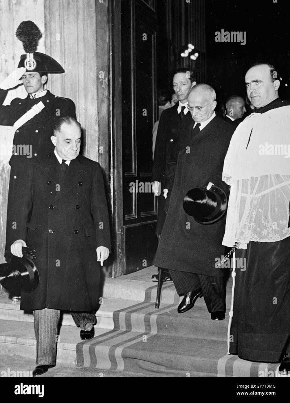 KATHOLISCHE GOTTESDIENSTE ZUM GEDENKEN AN KÖNIG GEORGE VL. 17.2,52. Mitglieder der italienischen Regierung, katholische Nationen der britischen Commonwealth-Nationen, die in Rom ansässig sind, Mitglieder des diplomatischen Korps, Vertreter des Vatikanstaates und Hunderte von Italienern, die sich in der Basilika der Heiligen Apostel in Rom zu katholischen Gottesdiensten zum Gedenken an den verstorbenen König Georg VL versammelt haben. 10 I.N.P. FOTOSHOW: S: Präsident der Italienischen Republik Luigi Einaudi sah die Basilika für den Gedenkgottesdienst. 453/gd/59777. INT ERNATIONAL NEWS PHOP OS. Stockfoto