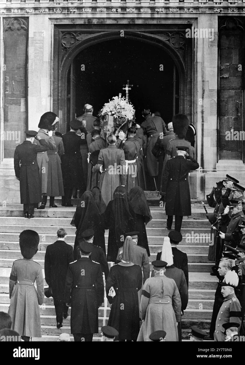 EIN KÖNIG KOMMT ZUR RUHE. 15.2,52. Die Leiche von König George VL ist bourne von Grenadier Guardsmen der King's Company in St. George's Chapel, Windgor Castle, direkt gefolgt von der Königin Mutter, der Königin, Prinzessin Margaret und der Prinzessin Royal und den vier königlichen Herzögen. FO/AP/59849. FOTOS VON INTERNATIONALEN NACHRICHTEN. Stockfoto
