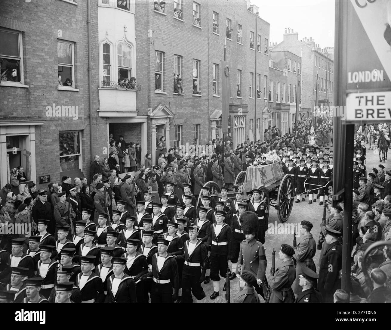 KÖNIGLICHE TRAUERPROZESSION IN WINDSOR. 15.2.52 , FOTO ZEIGT :- Allgemeine Ansicht der von Marinekräften gezogenen Kortege durch Windsor IS Park Street auf dem Weg von Windsor Station zur St. George's Chapel für die Beerdigung und Internierung. Stockfoto