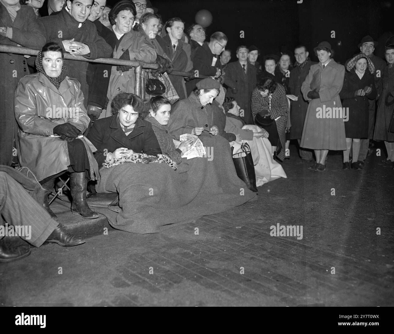 KÖNIGIN MUTTER KOMMT IN WESTMINSTER HALL AN, UM DEN SARG DES VERSTORBENEN KÖNIGS ZU SEHEN, DER IM STAAT LIEGT. 14.2.52 FOTOSHOWS : am Vorabend seiner Beerdigung kommt Ihre Majestät die Königin Mutter mit dem Auto in Westminster Hall an, um den Sarg seiner Majestät des verstorbenen Königs Georg VI. Zu sehen, wie er im Zustand liegt Stockfoto