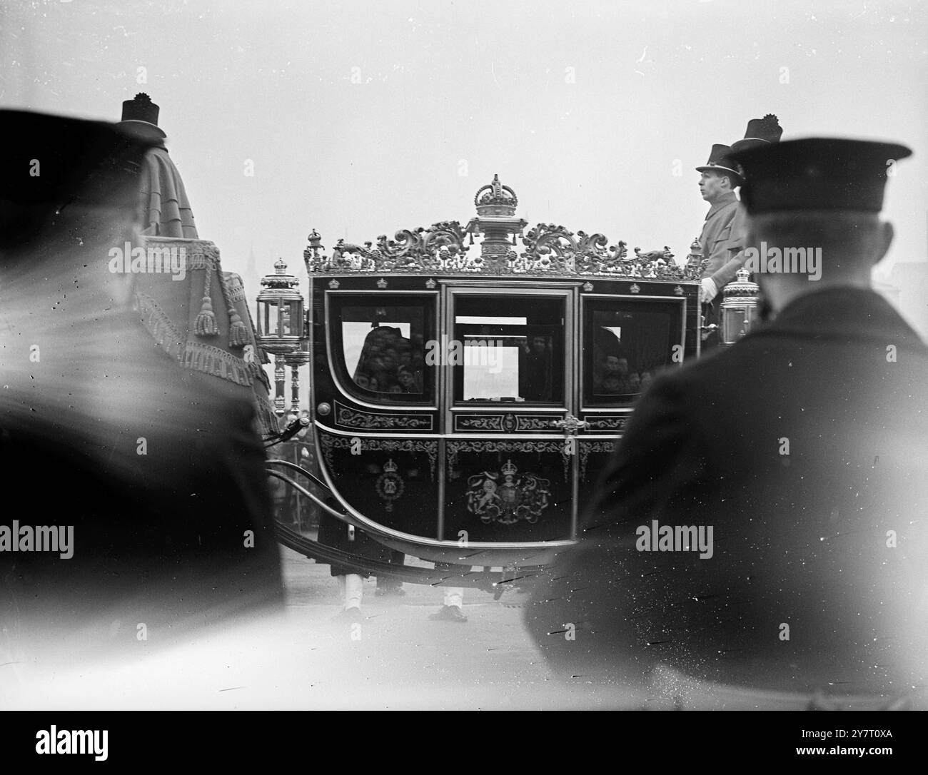 KINGS FUNGRAL-KUTSCHE DER KÖNIGIN AUF PFERDEWACHE PARADE 15.2,52. DAS FOTO ZEIGT: Eine Nahaufnahme der Kutsche mit der Königin, der Königin Mutter, Prinzessin Margaret und der Prinzessin Royal. Gesehen auf der Horse Guards Parade. Bild von H. W.Adams. 59793/gd/ INTERNAT IONAL NEWS PHOTOS. Stockfoto