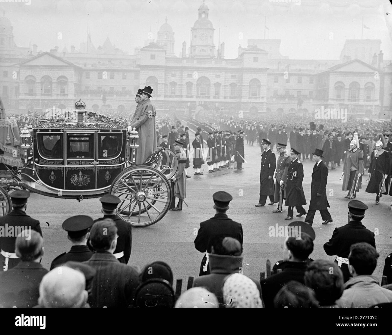 KING'S BEERDIGUNG 15.2,52. A L Picture zeigt: Die Kutsche mit der Königin, der Königin Mutter, Prinzessin Margaret und der Prinzessin Royal, gefolgt von den Königlichen Herzögen, Le to R. der Herzog von Edinburgh, der Herzog von Gloucester, Duke of Windsor und der Herzog von Kent auf der Horse Guards Parade. Bild von . Deathridge gd/inp/59791. BIPPA CEN 5644. Stockfoto