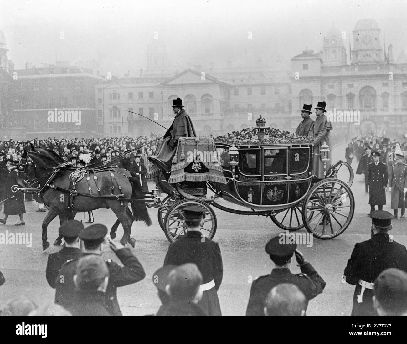 KINGS LETZTE REISE DURCH LONDON. 15.2,52. I.N.P. FOTO ZEIGT: Die königliche Kutsche der Königin, Königin Mutter, Prinzessin Margaret und der Prinzessin Royal, die durch die Horse Guards Parade fahren, rechts hinter der Kutsche der Herzog von Edinburgh (links) und der Herzog von Gloucester. F0/gd/bar/59790. FOTOS VON INTERNATIONALEN NACHRICHTEN. Stockfoto
