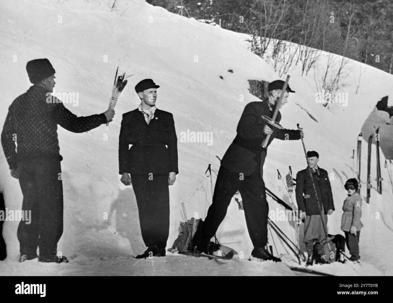 OLYMPISCHE WINTERSPIELE 14.2,52. Die Eröffnung der Olympischen Winterspiele ist annähernd. - Die Olympia F1 ME wird von Norgedal, Telemark, Norwegen, nach Oslo gebracht, von Outst und x -ING norwegischen Skifahrern, die ein Staffellauf auf Skiern durchlaufen. Morgedal gilt als die „Wiege“ des modernen Skisports. - Der letzte Skier des Teams wird während der Einweihungsfeier zu einer bestimmten Zeit in Oslo sein und mit seiner Fackel die Olympische Flamme im Bislett-Stadion, dem Hauptplatz der Spiele, entzünden. I.N.P.-FOTOSHOWS: Nachdem er seine Fackel aus dem Herd des alten Häuschens von Sondre Nordheim (jetzt ein Mus) angezündet hat Stockfoto