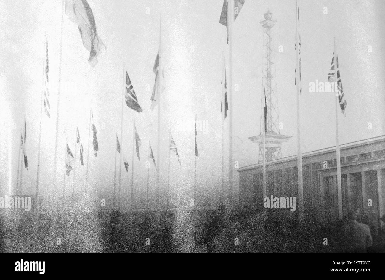 GEDENKGOTTESDIENST FÜR KÖNIG GEORG VI. IN BERLIN versammelten sich 17.2.52 Vertreter von 19 Nationen mit der britischen Armee und dem zivilen Kommunitybin Berlin zu einer Gedenkfeier in der Funkturn-Gedenkhalle. An dem Gottesdienst nahmen die französischen und US-Kommendenten, zwei russische Vertreter, Mitglieder der Militärmissionen sowie Vertreter der West-Berliner Stadtverwaltung Teil. Die Gemeinde bestand aus über 2000 700 britischen Truppen, Abteilungen der US-amerikanischen und französischen Truppen, einem Polizeikontingent der Berliner Polizei, über 200 britischen nationalleuten, die Prinzen in Berlin lebten, und fast einer 1000 berline Stockfoto