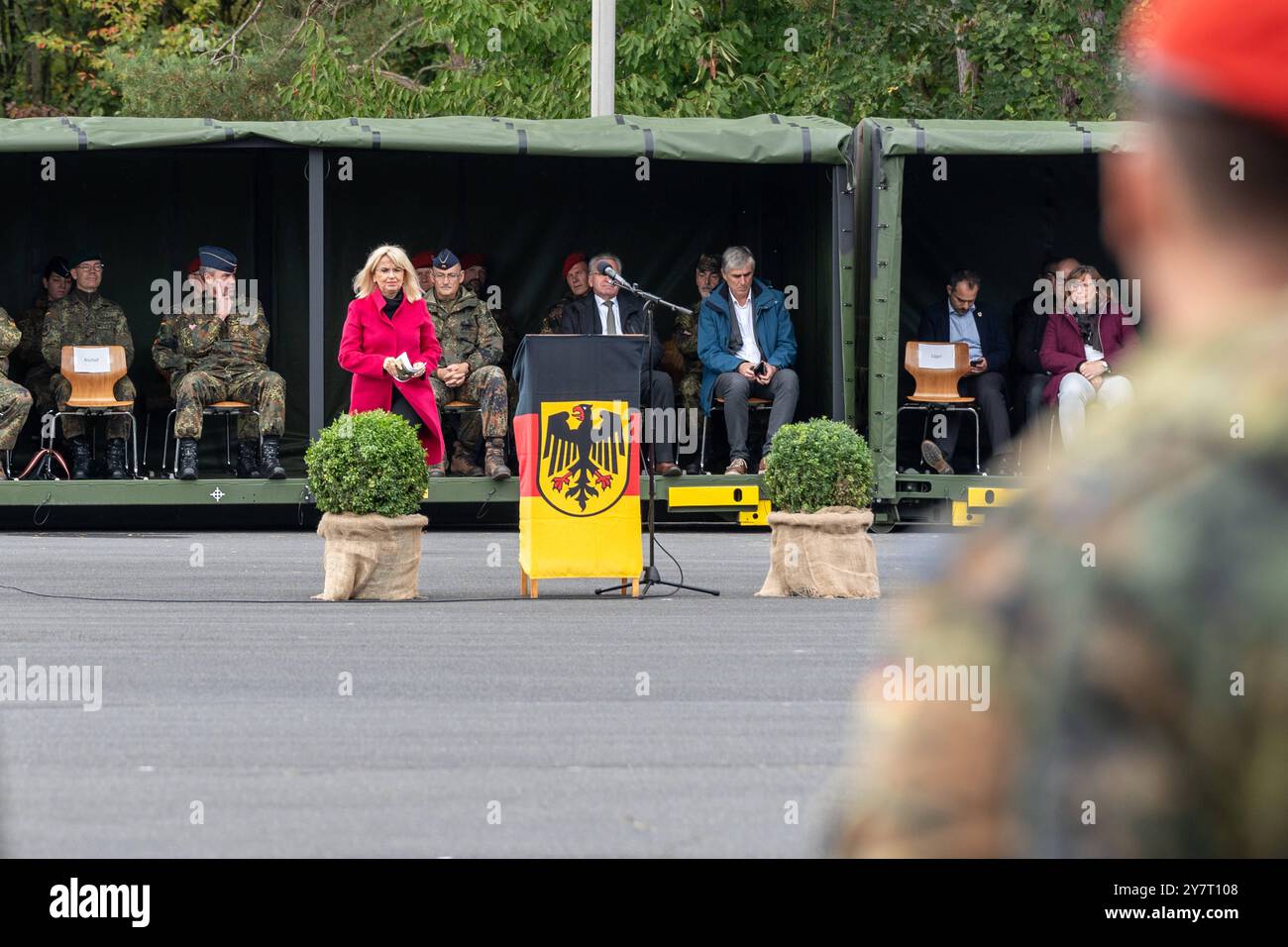 Volkach, Bayern, Deutschland - 1. Oktober 2024: Aufruf der Bundeswehr in der Mainfranken-Kaserne in Volkach zum Wechsel der Unterordnung der Logistikbataillone 461, 467, 471 und 472 unter das Logistikregiment 4. Tamara Bischof, Landrat des Landkreises Kitzingen, hält eine Rede vor den Soldaten in den Kasernen *** Appel der Deutschen Bundeswehr in der Mainfranken-Kaserne in Volkach zum Unterstellungswechsel der Logistikbataillone 461, 467, 471 und 472 unter dem Logistikregiment 4. Tamara Bischof, Landrätin Landkreis Kitzingen hält in der Kaserne vor den Soldate Stockfoto