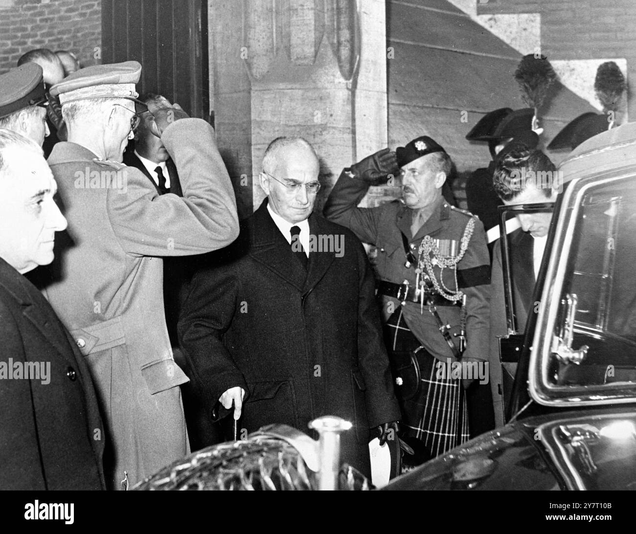 BESONDERE GOTTESDIENSTE IN Rom FÜR KÖNIG GEORG V1.17.2.52 in der Allerheiligen Kirche in Rom fanden heute besondere Gottesdienste statt, an denen der italienische Präsident Luigi Eina??di und Premierminister de Gasperi neben Hunderten von Mitgliedern des diplomatischen Korps und Staatsangehörigen des britischen Commonwealth of Nations teilnahmen. I.N.P. FOTOSHOWS: Italienischer Präsident Luigi Einaudi verlässt die Allerheiligen-Kirche in Rom nach den Gottesdiensten. 3/gd/59778. PRAKTIKANT BEI IONAL NEWS PHOTOS. Stockfoto
