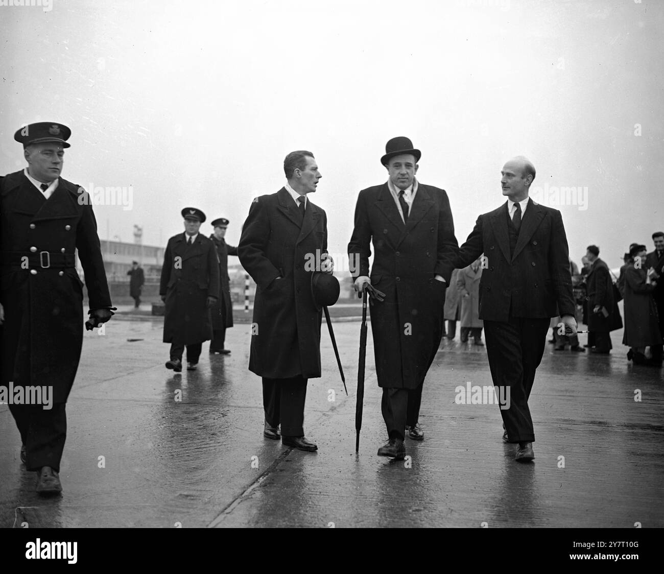 PRINZ JAIME VON SPANIEN KOMMT ZU FUNERALPHOTO SHOWS: Prinz Jaime von Spanien, Sohn des Pretender Don Juan, als er am Flughafen London ankam. Er wird morgen an der Beerdigung seiner verstorbenen Majestät des Königs Georg VI. Teilnehmen, 14. Februar 1952 Stockfoto