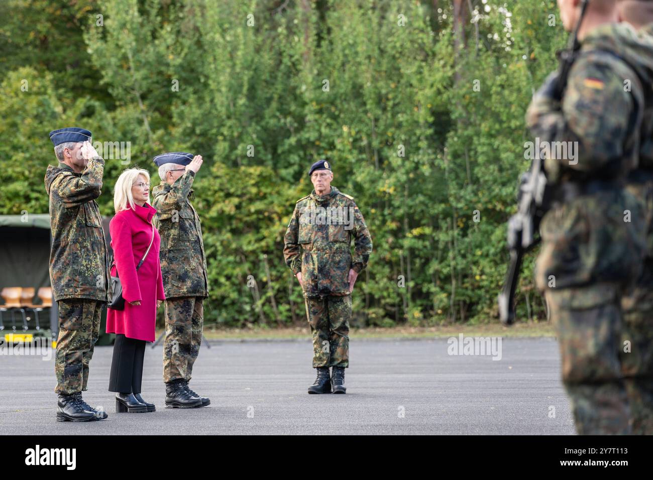 Volkach, Bayern, Deutschland - 1. Oktober 2024: Appell der Bundeswehr in der Mainfranken-Kaserne in Volkach zum Kommandowechsel der Logistikbataillone 461, 467, 471 und 472 unter dem Logistikregiment 4. Landrat des Landkreises Kitzingen zusammen mit Generalleutnant Gerald Funke und Oberst Alexander Heinze *** Appel der Deutschen Bundeswehr in der Mainfranken-Kaserne in Volkach zum Unterstellungswechsel der Logistikbataillone 461, 467, 471 und 472 unter dem Logistikregiment 4. Landrätin Tamara Bischof Landkreis Kitzingen zusammen mit Generalleutn Stockfoto