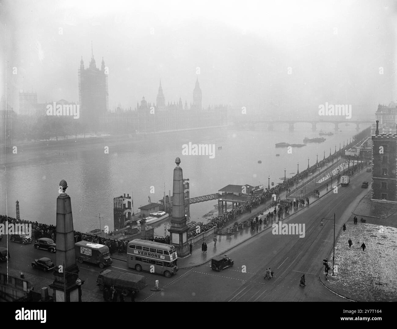ÜBERFÜLLTE WARTESCHLANGEN WERDEN IMMER GRÖSSER, UM DEN LEICHNAM VON KING IN WESTMINSTER HALL ZU SEHEN. 13.2,52. I. N P. FOTO ZEIGT: Ein allgemeiner Blick auf die grandiose Menge, die sich von der Great Hall of Westminster, entlang Millbank, über Lambeth Bridge und entlang des Embankments auf der gegenüberliegenden Seite des Flusses bis zum St Thomas's Hospital in der Nähe der Westminster Bridge erstreckt. Bild von E.. Wing 268/com/TDH. 596521 FOTOS VON INTERNATIONALEN NACHRICHTEN. Stockfoto