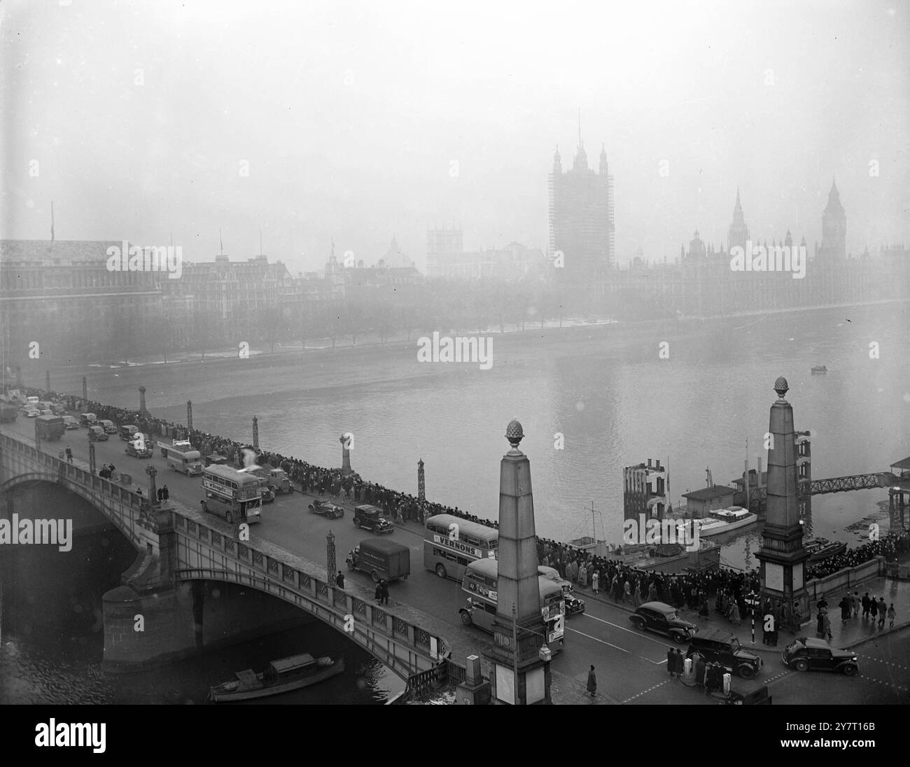 DIE ÜBERFÜLLTE WARTESCHLANGE ERSTRECKT SICH KILOMETERWEIT, UM DIE LEICHE DES VERSTORBENEN KÖNIGS ZU SEHEN, DER IN WESTMINSTER HALL 2,52 IM BUNDESSTAAT STIRBT. I.N.P.FOTO ZEIGT : . Ein Blick auf die gigantische Warteschlange, die sich von der Großen Halle von Westminster, entlang Millbank, über Lambeth Bridge und entlang des Embankments auf der gegenüberliegenden Seite des Flusses bis zum St. Thomas's Hospital, in der Nähe der Westminster Bridge erstreckt. Bild von E.Wing. 268/com/TDH. 59653. INT ERNAT IONAL NEWS PHOTOS. Stockfoto