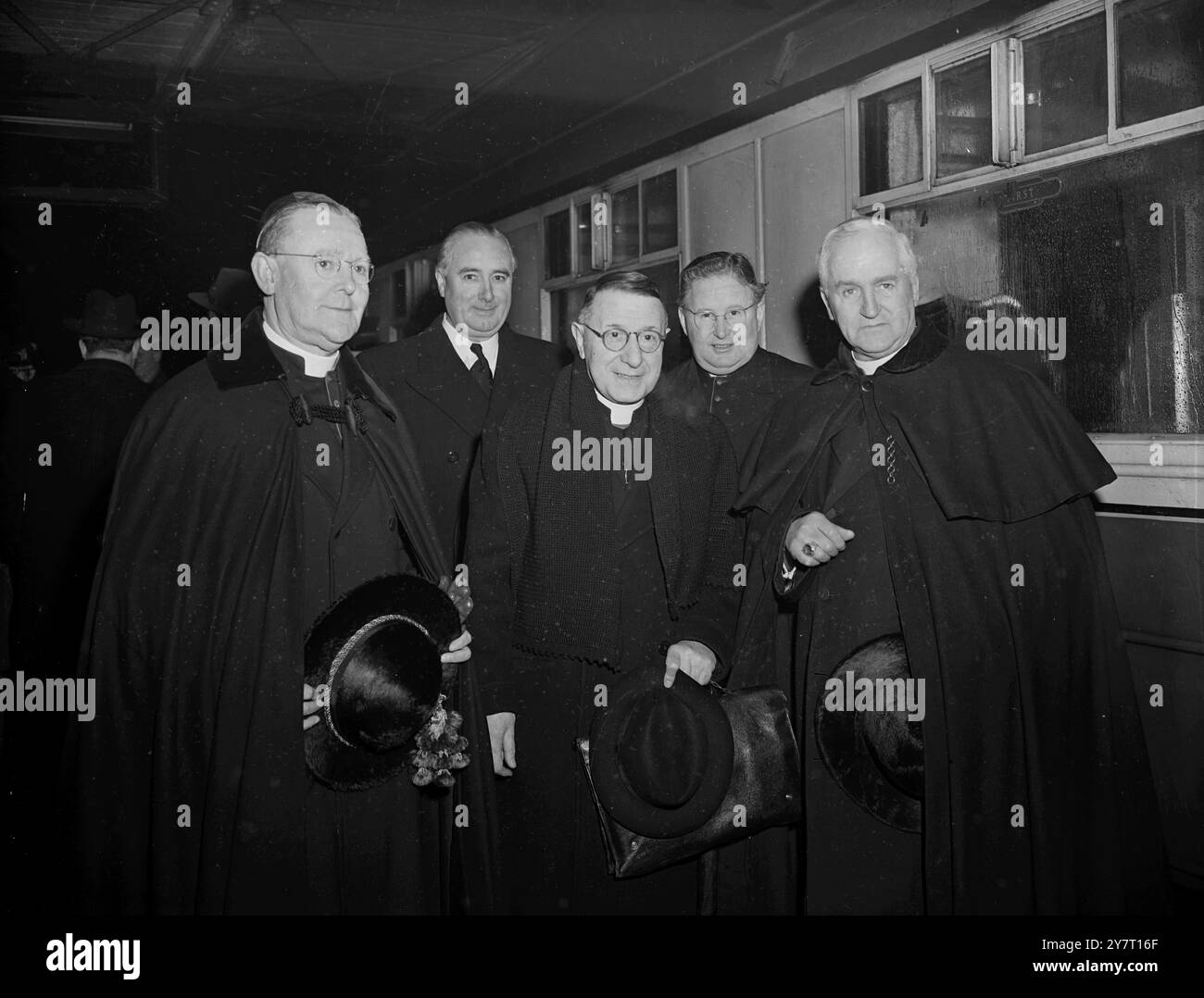 PAPSTES VERTRETER FÜR DIE KÖNIGLICHE BEERDIGUNG. FOTOSHOWS: Erzbischof Paul Giobbe, Internuncio in den Haag, außerordentlicher Gesandter des Papstes, zu sehen (Mitte), als er am Londoner Bahnhof Liverpool Street ankam, um den Papst morgen bei der Beerdigung des Königs zu vertreten. Links sind Erzbischof William Godfrey (Apostolischer Delegierter) und Bischof George Craven, rechts der Vertreter von Kardinal Griffin, Erzbischof von Westminster. 14. Februar 1952 Stockfoto