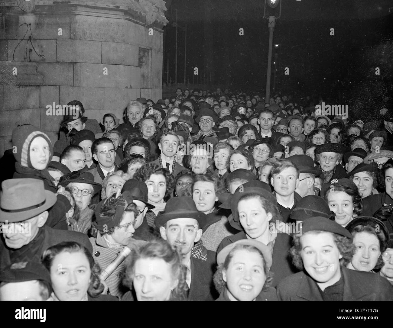 DIE MENSCHENMASSEN WERDEN VERDICKT, UM IM STAAT KÖNIG LIEGEN ZU SEHEN. 12.2.52 heute Abend in der Westminster Hall erstreckte sich die Schlange, teilweise sechzehn tief, über die Vauxhall Bridge. Sie waren arbeitende Menschen, die nach der Arbeitszeit gekommen waren, um den Sarg seiner verstorbenen Majestät, des Königs Georg VI., zu sehen, der im Staat in der Westminster Hall lag. Viele Ausländer waren unter den PUBLIKUMSFOTOS: Ein Teil der riesigen Menge in der Warteschlange vor der Westminster Hall heute Abend, 12. Februar 1952 Stockfoto