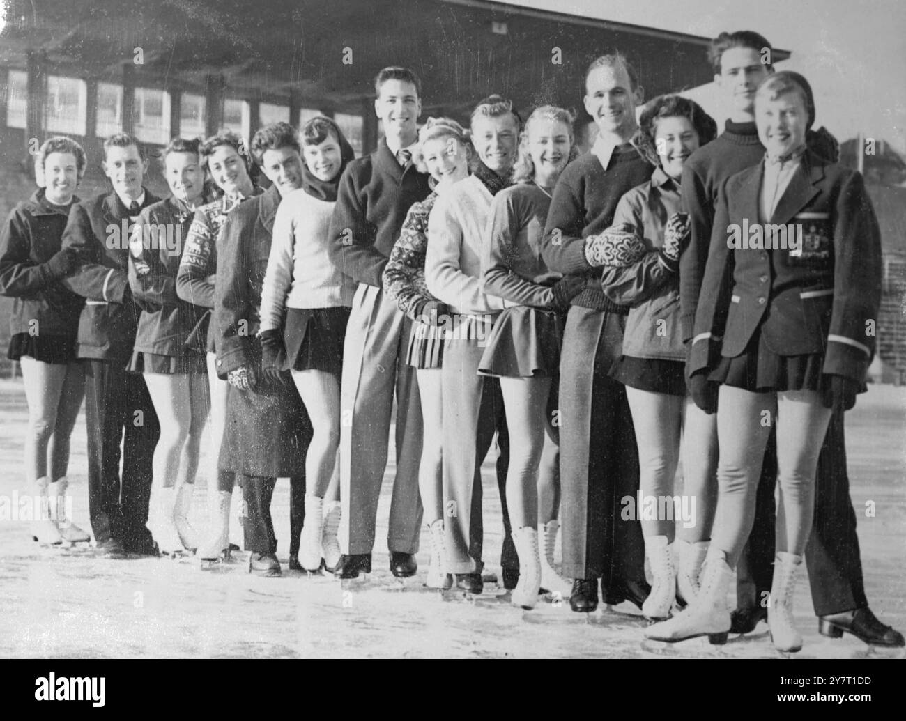 INTERNATIONALE AUFSTELLUNG DER OLYMPISCHEN SPIELE 12-12-52 I.N.P. FOTOSHOWS :- einige der internationalen Skater im Bislett Stadium in oslo, wo sie für die Olympischen Winterspiele vorbereitet sind, die am Donnerstag, den 12. Februar in Oslo eröffnet werden. Von links nach rechts :- Pat Devries, 21, aus Wembley, London; Adrian Swan, 22, Melbourne, Australien; Yolande Jobin, 21, Schweiz; Jeanette Altwegg, 21, von Great Pritain; Carlo Fassi, 21, aus Mailand, Italien; Sonyia Klopfer, 17, aus New York, USA; Peter Firstbrook, 18, aus Toronto, Kanada; Esther Yweik, 15, Budapest, Ungarn; Joan Nicks, 22, aus Brighton, Great Pitain; Suzanne Stockfoto