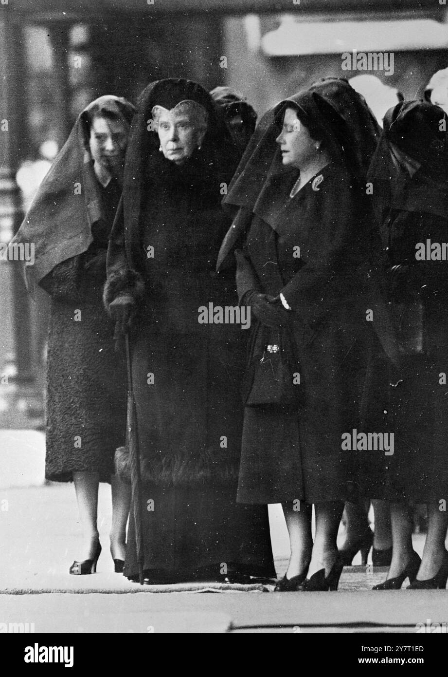 DREI KÖNIGINNEN UND DIE PRINZESSIN ERWARTEN DIE ANKUNFT VON KING'S CORTEGE 11-2-52 FOTOSHOWS :- leider warteten wir auf die Ankunft des Königssarges in der Westminster Hall heute Nachmittag, von links nach rechts:- Königin Elisabeth II., Königin Maria, Königin Mutter und Prinzessin Margaret. Nach der Ankunft des Gefangenengeländes gingen sie in Westminster Hall für einen kurzen und einfachen Dienst, bevor der König in der Hauptstadt liegend 11. Februar 1952 Stockfoto