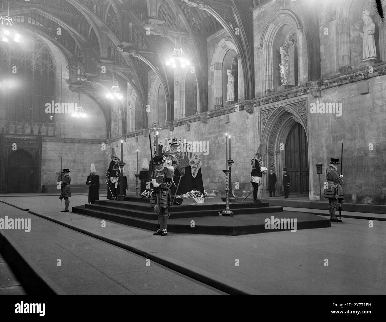 DER SARG VON KÖNIG GEORGE VI. LIEGT IN WESTMINSTER HALL 11.2,52. Der Sarg des Königs liegt heute Abend in Westminster Hall. Der Zug, der ihn von Wolferton in der Nähe von Sandringham transportierte, erreichte King's Cross, London, pünktlich um 2,45 Uhr. Prinz Phillip und der Duke of Gloucester gingen hinter den Sarg für die drei Meilen durch Straßen, die sechs tief gesäumt waren, mit Tausenden von stillen FOTOSHOWS: Der Sarg, den man heute Abend auf der Katafalke in der Westminster Hall gesehen hat. Stockfoto