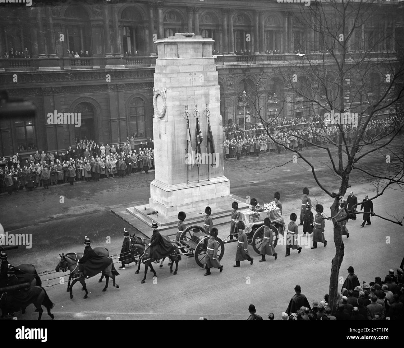 KÖNIG GEORG VI. KOMMT AM CENOTAPH VORBEI 11-2-52 FOTO ZEIGT: - vorbei am Londoner Cenotaph, wo seine Majestät so oft Haupttrauer beim jährlichen Waffenstillstandsdienst war, wird der Königssarg auf einem Waffenwagen während der Prozession durch London von der King's Cross Station zur Westminster Hall für die Lügen in State Today gesehen. Duke of Edinburgh und Duke of Gloucester folgen dem Sarg. 11. Februar 1952 Stockfoto