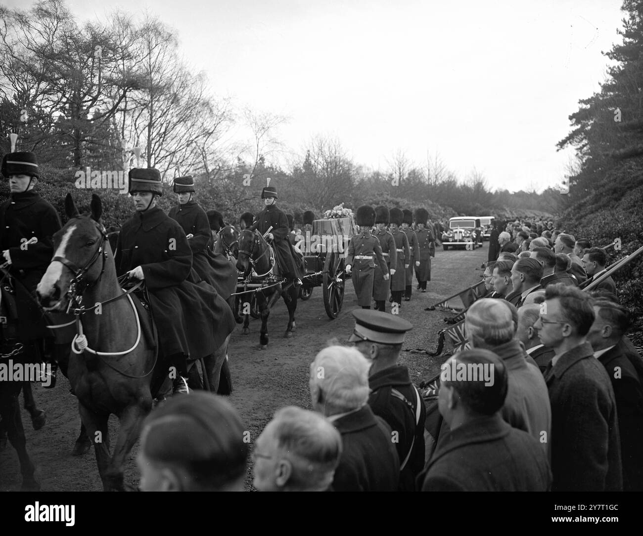 BILD FÜR KABEL SALUTIEREN T-ERBEN TOTEN KÖNIG 11-2-52 I.N.P. FOTO Mitglieder der britischen Legion werfen ihre Fahnen als Gruß, während der Sarg des Königs auf der Trauerprozession von Sandringham zur Wolferton Station vorbeigeht. Palmer/Wing INTERNATIONALE NACHRICHTEN FOTOS. D/59595 REPRODUKTIONSGEBÜHR - LONDON DLYS UND EVGS ¬ 6 £=6-0 PROVS ¬ 3-15-7 £ (BIS ZU 30 QUADRATZOLL). Stockfoto