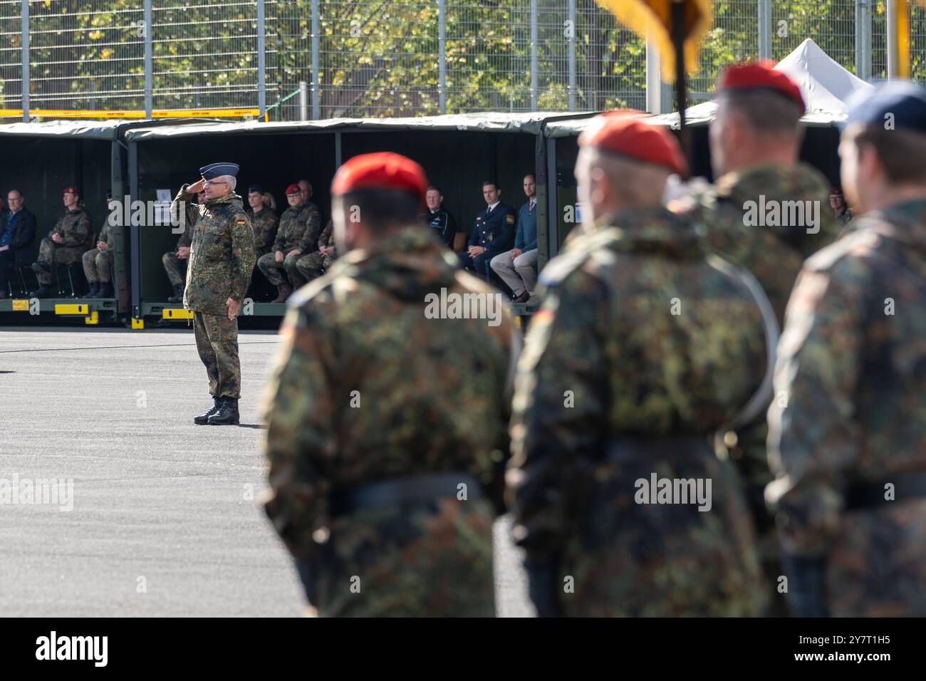 Volkach, Bayern, Deutschland - 1. Oktober 2024: Appell der Bundeswehr in der Mainfranken-Kaserne in Volkach zum Kommandowechsel der Logistikbataillone 461, 467, 471 und 472 unter dem Logistikregiment 4. Oberst Alexander Heinze *** Appel der Deutschen Bundeswehr in der Mainfranken-Kaserne in Volkach zum Unterstellungswechsel der Logistikbataillone 461, 467, 471 und 472 unter dem Logistikregiment 4. Oberst Alexander Heinze Stockfoto