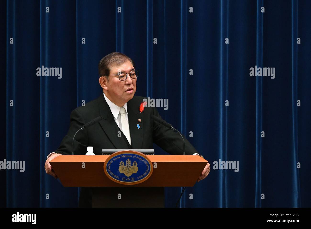 (241001) -- TOKIO, 1. Oktober 2024 (Xinhua) -- Japans neuer Premierminister Shigeru Ishiba nimmt am 1. Oktober 2024 an einer Pressekonferenz im Büro des Premierministers in Tokio Teil. (Yuichi Yamazaki/Pool Via Xinhua) Stockfoto