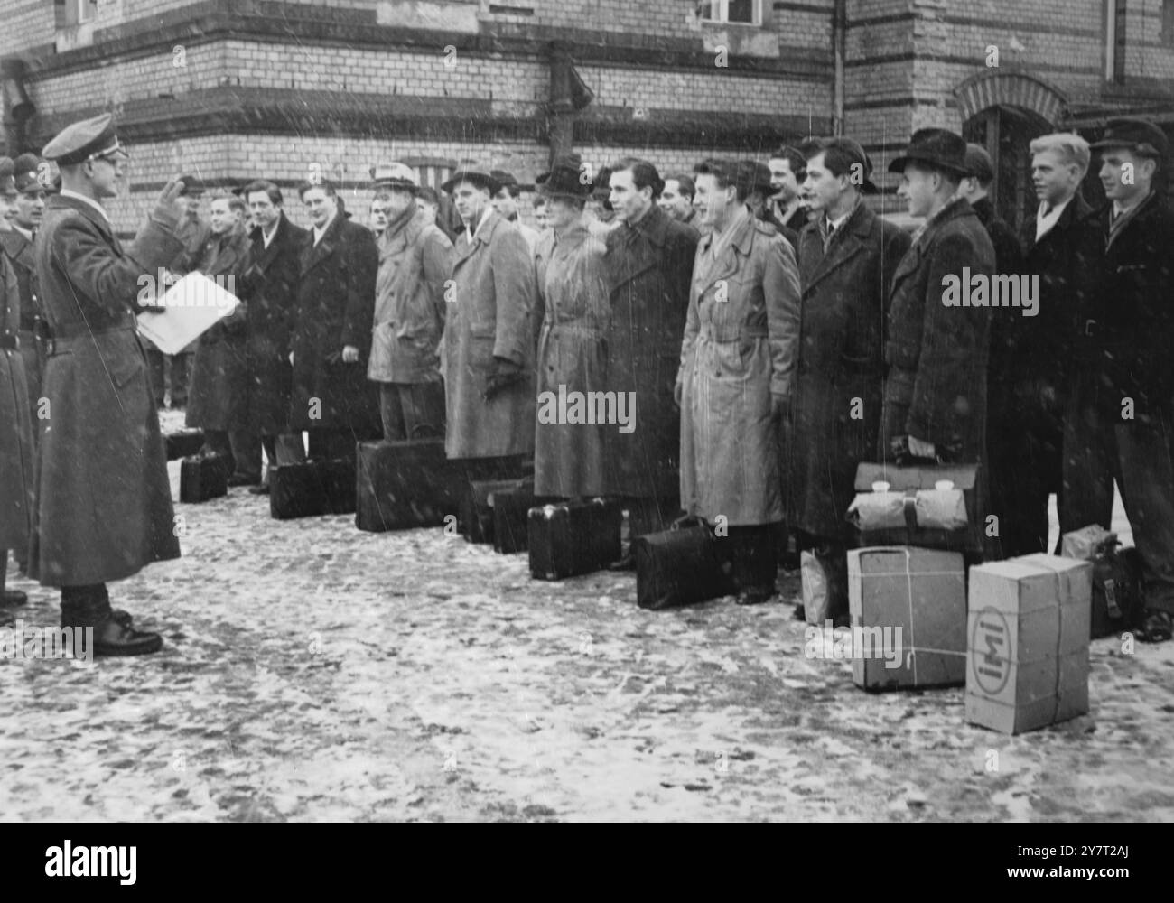 WEST-BERLINER „ALARMEINHEITEN“ ZIEHEN INS QUARTIER 4-2-52 die ersten 450 Anwärter der West-Berliner Alarmeinheiten ziehen in die Kaserne der französischen Polizei, nur 300 Meter von der Grenze zur Sowjetzone entfernt. Die Alarmeinheiten sollen über 3000 Offiziere und Männer verfügen. Diese spezielle Polizeieinheit wird mit Polizeiwaffen ausgebildet. Sie werden eine Kraft darstellen, die hart und schnell zuschlagen kann, falls kommunistische Versuche unternommen werden, die freie Hälfte der Stadt zu erobern. Jeden Tag melden sich 12 bis 15 Männer freiwillig für die Alarmeinheiten. FOTO ZEIGT:- gesprüht und ausgewählt 'Alert Unit' Freiwillige repo Stockfoto
